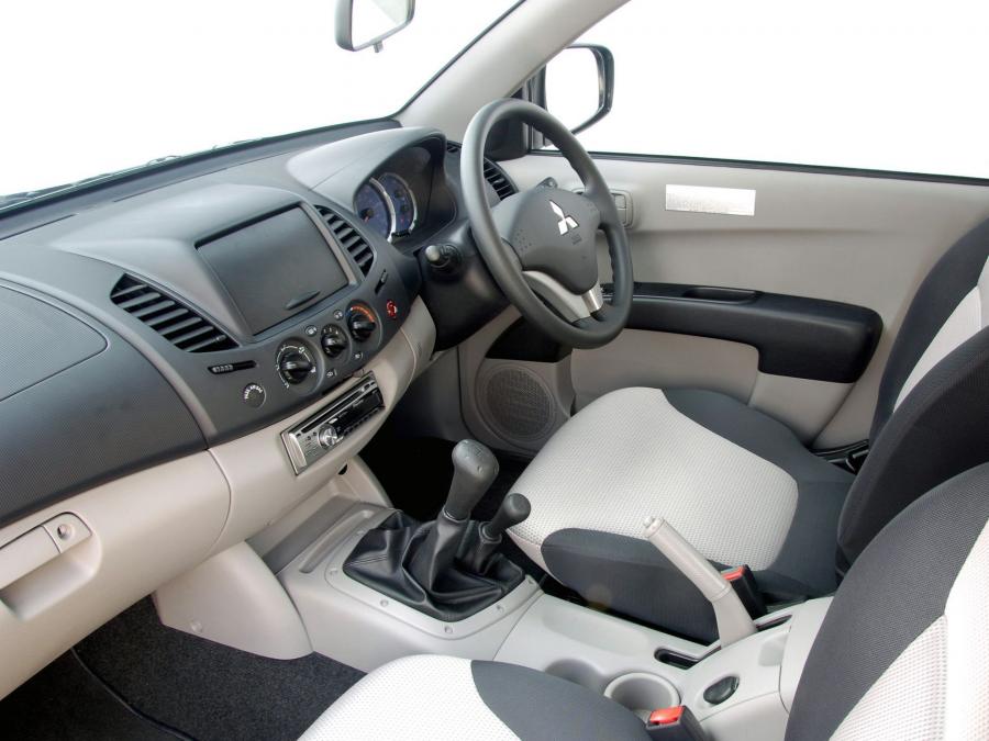  Mitsubishi L200 4Life Club Cab 2006 года  (UK) (фото 2 из 9)